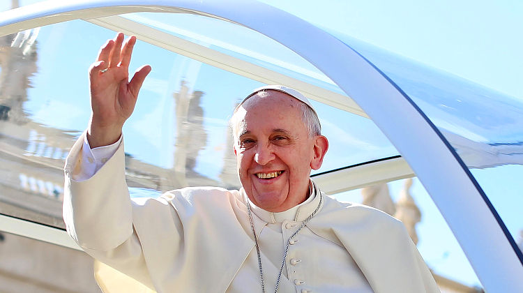 Papst Franziskus spendet Gläubigen zu Ostern den Segen 