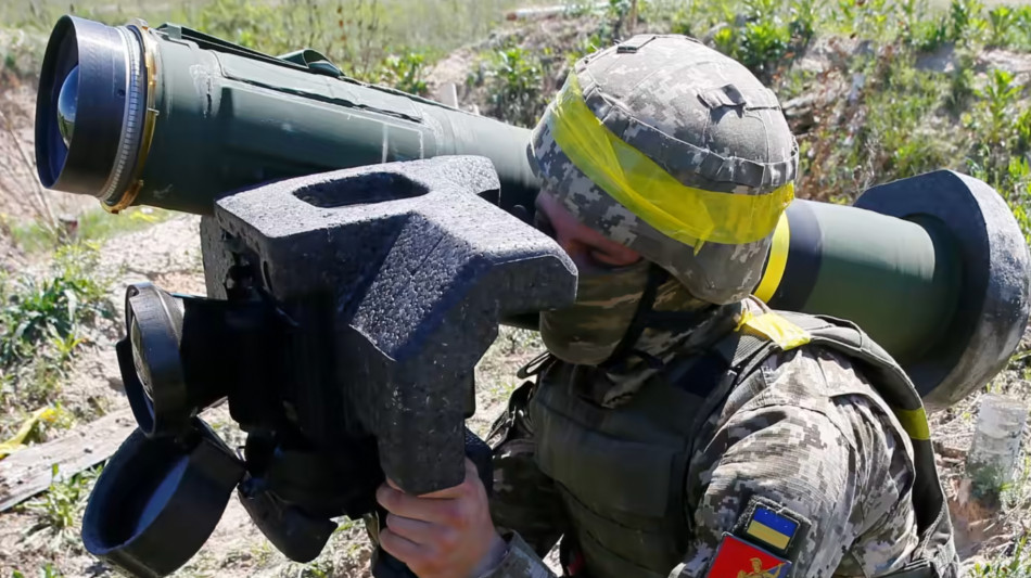 Ukraine: Javelin-Raketen vernichten Russen-Panzer