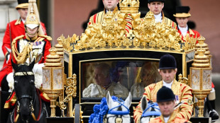 Prozession des britischen Königspaars zur Westminster Abbey begonnen