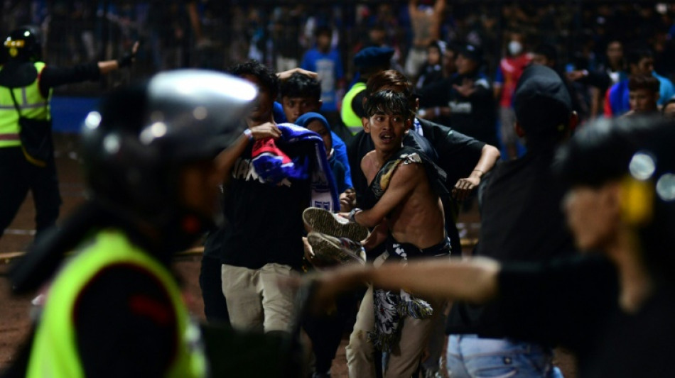 Mehr als 120 Menschen kommen bei Stadionkatastrophe in Indonesien zu Tode
