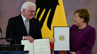 Höchster Verdienstorden an Merkel - Steinmeier ehrt "beispiellose" Politikerin