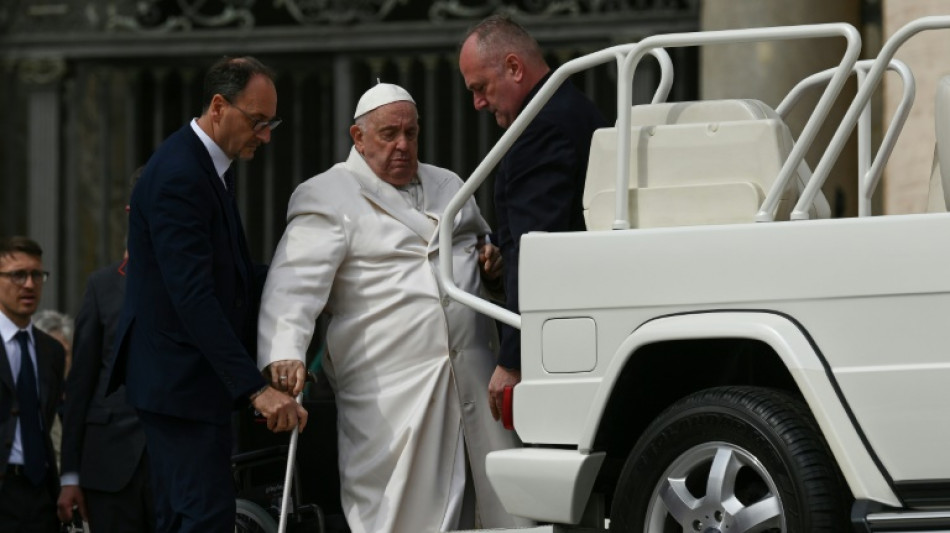 Papst verbringt Nacht wegen "Atemwegsinfektion" im Krankenhaus