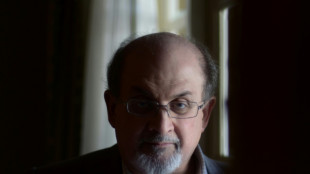 Rushdie nach schwerer Messerattacke auf dem Weg der Besserung
