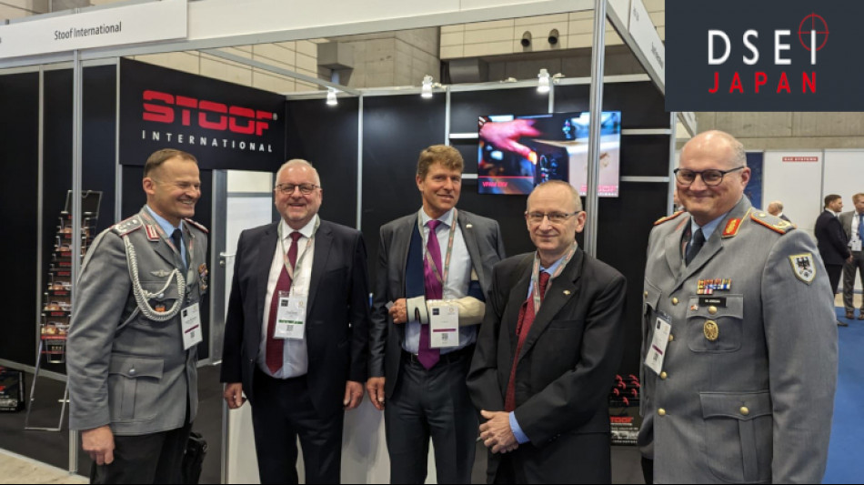 Fred Stoof von Stoof International präsentiert in Tokio Regierungsvertretern auf der DSEI Japan Makuhari Messe gepanzerte Weltneuheiten