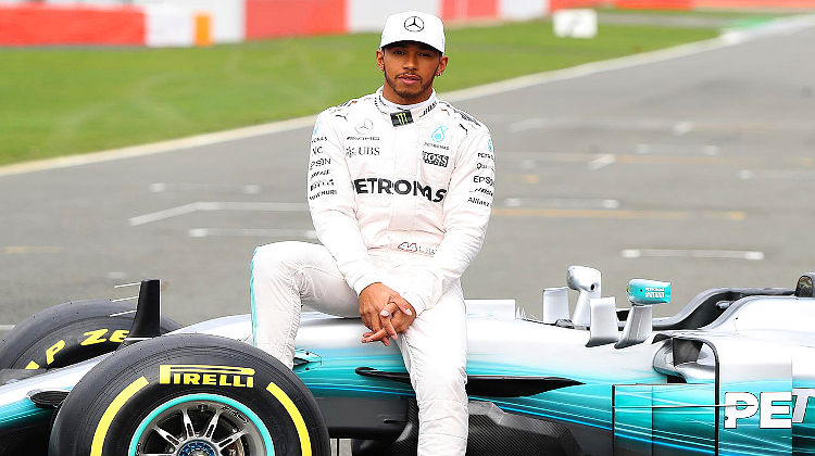 F1: Hamilton macht sich im Internet über Neffen in Kostüm lustig
