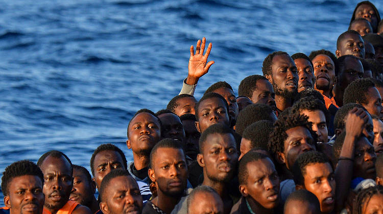 Asylanten: Großbritannien verlegt wegen Bootsflüchtlingen Schiffe in Ärmelkanal
