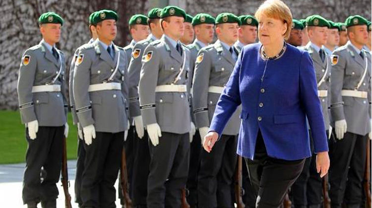 Bundestag: Kanzlerin Merkel verteidigt Mehrausgaben für Bundeswehr