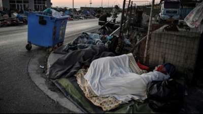 Tausende Flüchtlinge auf Lesbos verbringen dritte Nacht im Freien