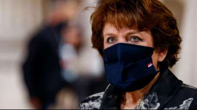 Frankreichs Kulturministerin Bachelot mit Covid-19 in Klinik
