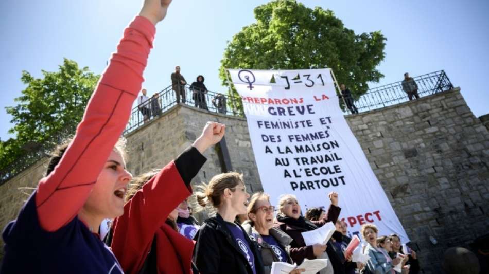Schweizer Frauen streiken landesweit für eine gleiche Bezahlung