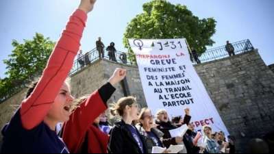 Schweizer Frauen streiken landesweit für eine gleiche Bezahlung