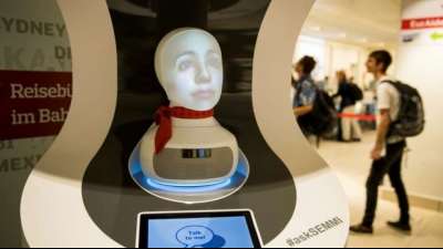 Bahn präsentiert den Roboter "Semmi" für die Kundenauskunft 