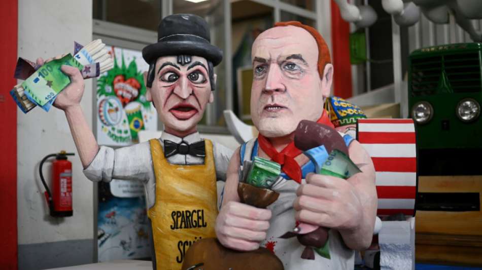 Karnevals-Mottowagen rollen am Rosenmontag durch D&uuml;sseldorfer Innenstadt