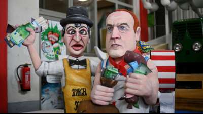 Karnevals-Mottowagen rollen am Rosenmontag durch D&uuml;sseldorfer Innenstadt