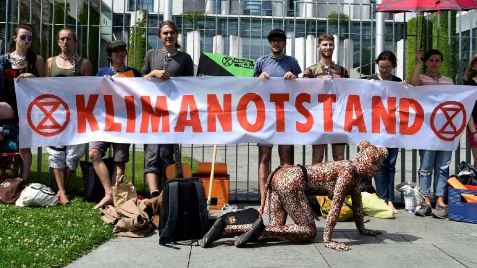 Klimaschutzaktivisten ketten sich an den Zaun vor Kanzleramt 