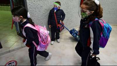 Mexikanische Sch&uuml;ler kehren nach einem Jahr Fernunterricht in Klassenr&auml;ume zur&uuml;ck