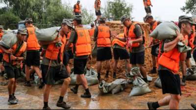 Zehntausende kämpfen gegen Überschwemmungen entlang des Jangtse in China