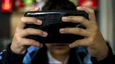 Das erste Smartphone gibt es f&uuml;r viele Kinder zwischen sechs und elf Jahren