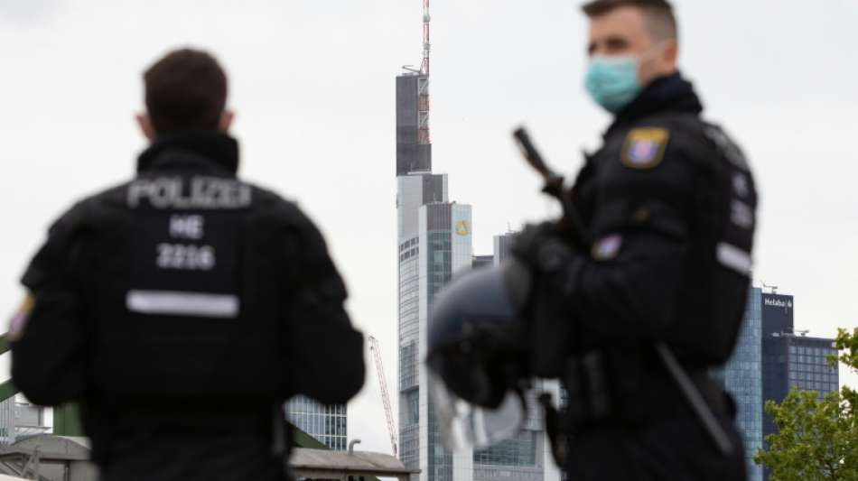 Polizisten in Frankfurt aus feiernder Menschenmenge mit Flaschen beworfen