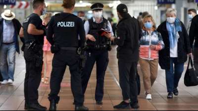 Mehrere Polizisten bei Rangeleien mit Feiernden in Stuttgart und Hamburg verletzt
