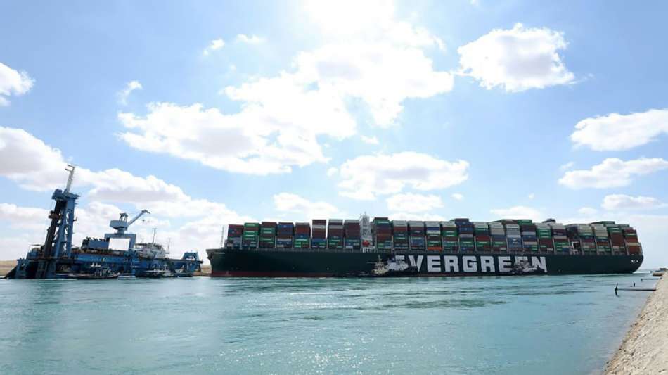 Suez-Kanal: Feststeckendes Containerschiff bewegt sich wieder