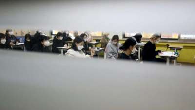 Stille &uuml;ber S&uuml;dkorea - Zehntausende Sch&uuml;ler legen zukunftsentscheidene Pr&uuml;fung ab