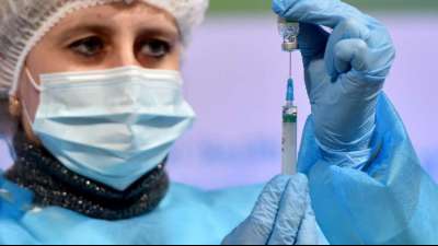 Umfrage: Knappe Mehrheit findet Stopp von Astrazeneca-Impfungen richtig