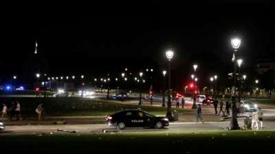 Polizei l&ouml;st in Paris Feier im Freien mit hunderten Jugendlichen auf