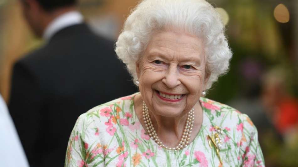 Queen Elizabeth II. am Steuer eines Autos fotografiert