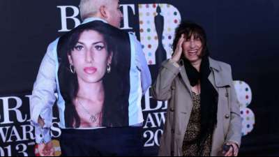 Familie von Winehouse will 10 Jahre nach Tod Image korrigieren