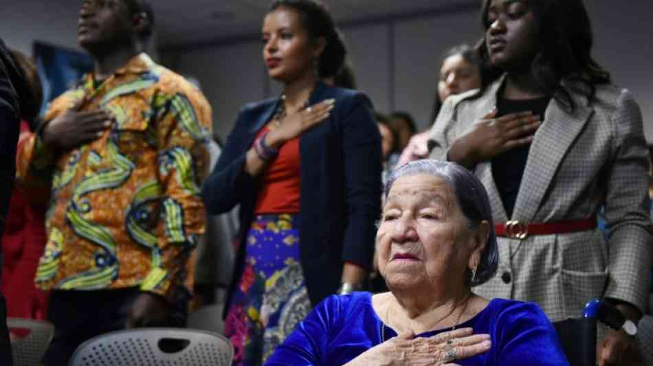 106-Jährige aus El Salvador am Wahltag in den USA eingebürgert