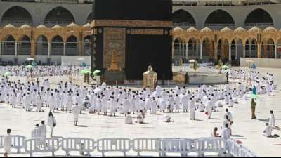 Gro&szlig;e Moschee in Mekka hebt Corona-Abstandsregeln auf