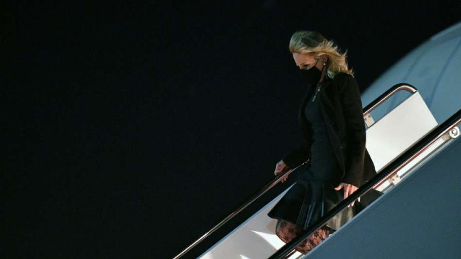 April, April: Jill Biden macht als falsche Stewardess Aprilscherz
