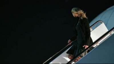 April, April: Jill Biden macht als falsche Stewardess Aprilscherz