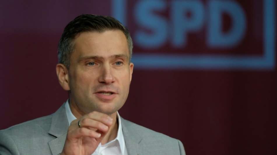 Sachsens SPD-Chef Dulig bekommt ein Paket mit Sturmgewehr