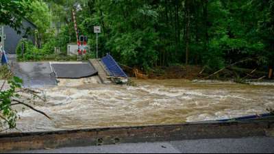 Unwetter beeintr&auml;chtigen Bahnverkehr massiv