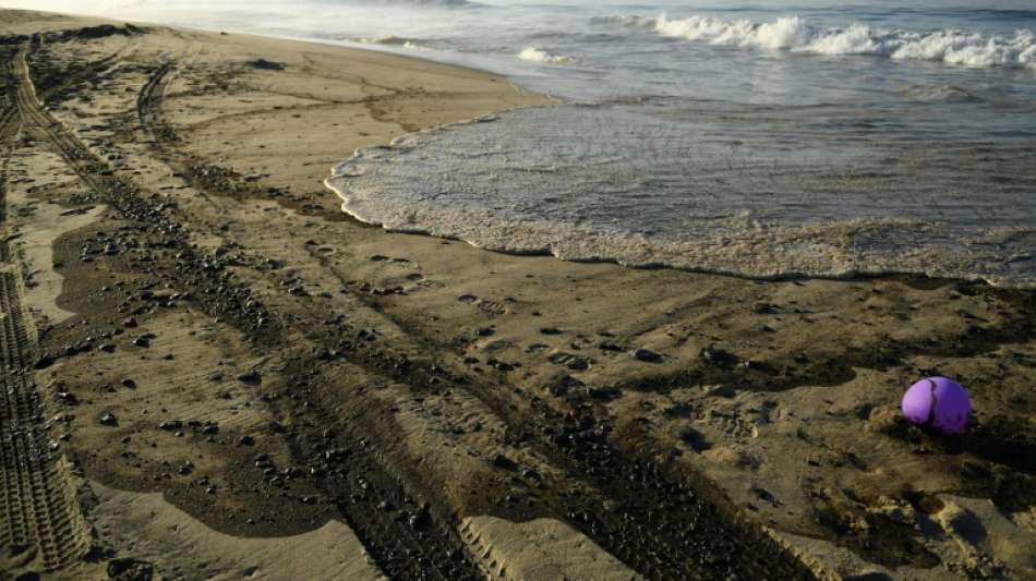 Beh&ouml;rden k&auml;mpfen gegen &Ouml;lteppich an Kaliforniens K&uuml;ste bei Huntington Beach