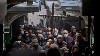 Hunderte Gl&auml;ubige bei Karfreitagsprozession durch Jerusalems Altstadt