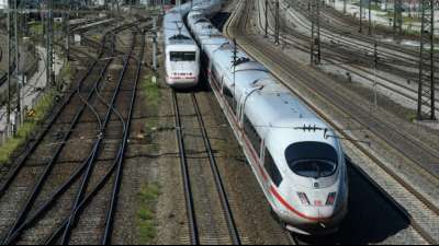 Lokf&uuml;hrer k&uuml;ndigen Streik an - Bahn verringert Fernverkehrsangebot