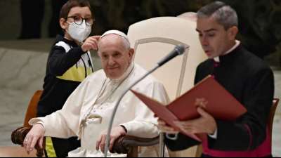 Junge stibitzt dem Papst bei Generalaudienz die Kappe