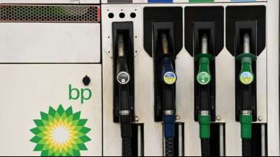 Britische Regierung rät Bürgern von Panikkäufen an Tankstellen ab