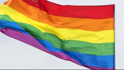 Berliner Senat will mit Bundesratsinitiative Rechte lesbischer Paare st&auml;rken