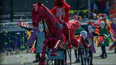 Tausende bei Parade zum "Tag der Toten" in Mexiko-Stadt