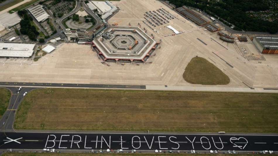 800 Meter lange Liebesbotschaft am Berliner Flughafen Tegel