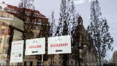 Umsatz im Gastgewerbe seit Ausbruch der Corona-Pandemie um die H&auml;lfte eingebrochen
