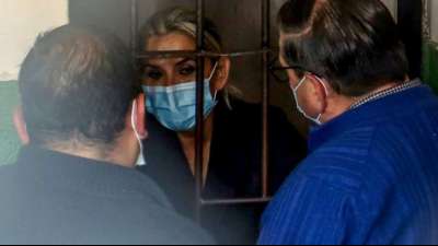 Boliviens Ex-Pr&auml;sidentin &Aacute;&ntilde;ez wird vom Gef&auml;ngnis in ein Krankenhaus gebracht