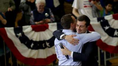 US-Verkehrsminister Buttigieg und sein Mann pr&auml;sentieren ihre Zwillinge