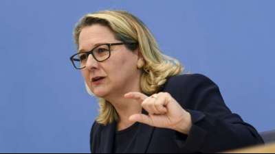 Bundesumweltministerin zeichnet Mehrwegsystem "Rebowl" mit Blauem Engel aus