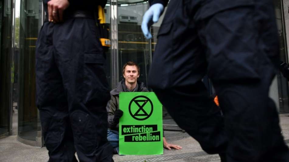 Bei Klimaprotest vor der Londoner Börse festgeleimt