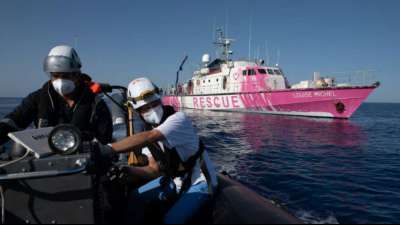 Von Banksy gestiftetes Rettungsschiff fordert dringend Hilfe an
